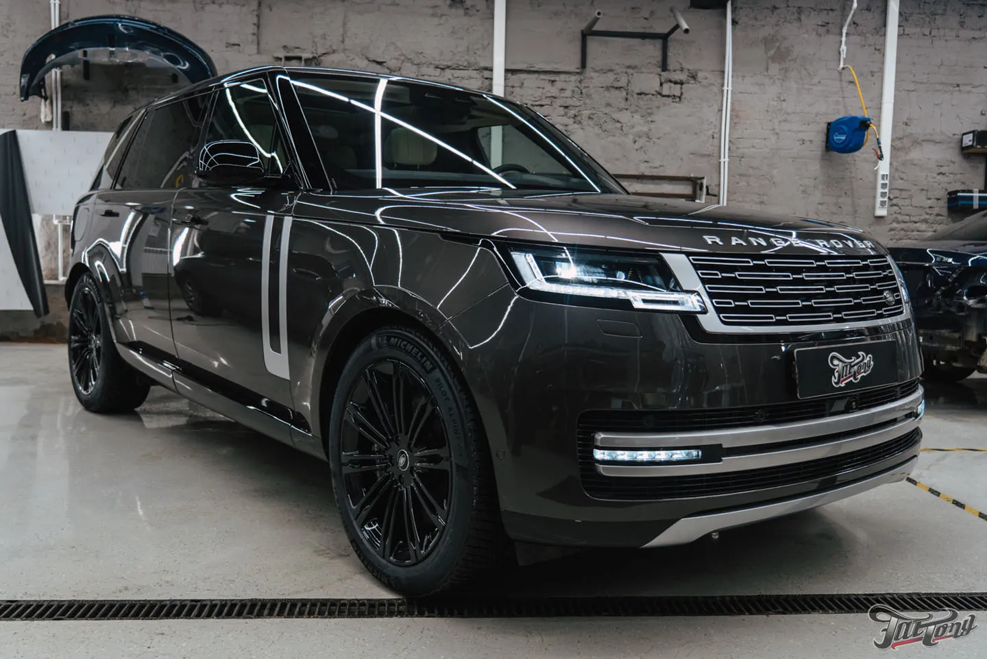 Новые кованые диски и фирменный шиномонтаж на стендах Hunter для Range Rover Long